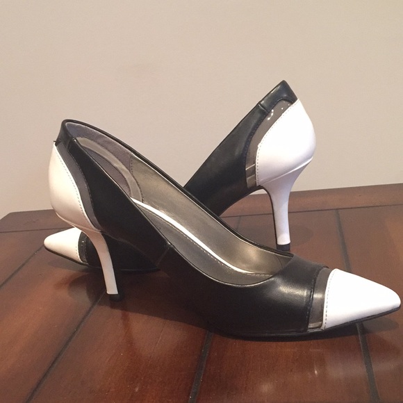 NWOT Striking Black & White Bandolino Size 5 Pumps - Picture 2 of 6